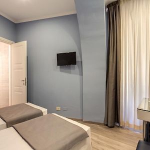 Camera piccola con letto king size